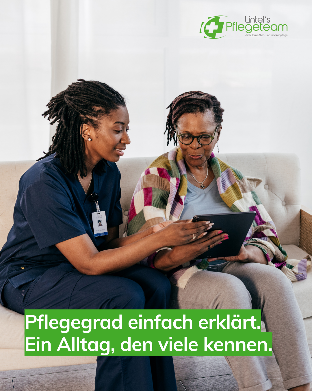 Pflegegrad einfach erklärt Was wirklich zählt im Alltag Das Bild zeigt eine Pflegekraft die etwas auf einem Tablet erklärt, symbolisch für: Pflegegrad einfach erklärt Was wirklich zählt im Alltag