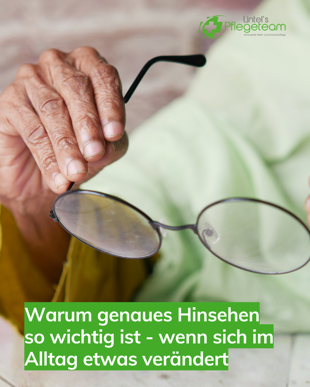 Warum genaues Hinsehen in der Pflege so wichtig ist Das Bild zeigt eine ältere Person, die eine Brille in der Hand hält, symbolisch für: Warum genaues Hinsehen in der Pflege so wichtig ist