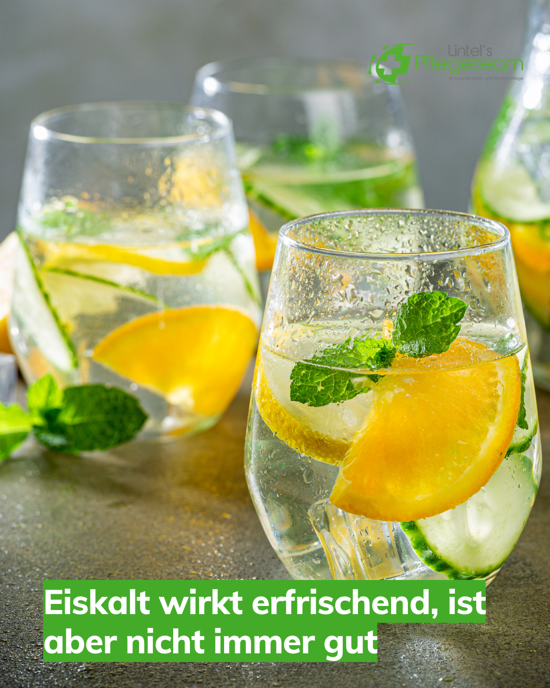 Das Bild zeigt eisgekühlte Getränke auf einem Tisch, symbolisch für: Eiskalte Getränke bei Hitze: Warum sie nicht immer guttun