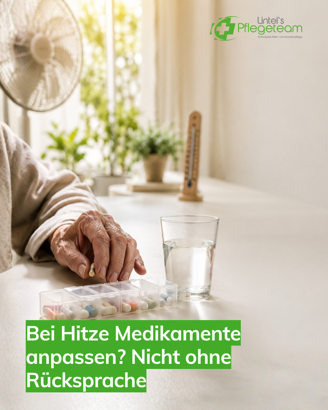 Das Bild zeigt den Arm einer älteren Frau und ein Glas Wasser in einer Wohnung mit Ventilatoren, symbolisch für: Bei Hitze Medikamente anpassen? Rücksprache ist wichtig