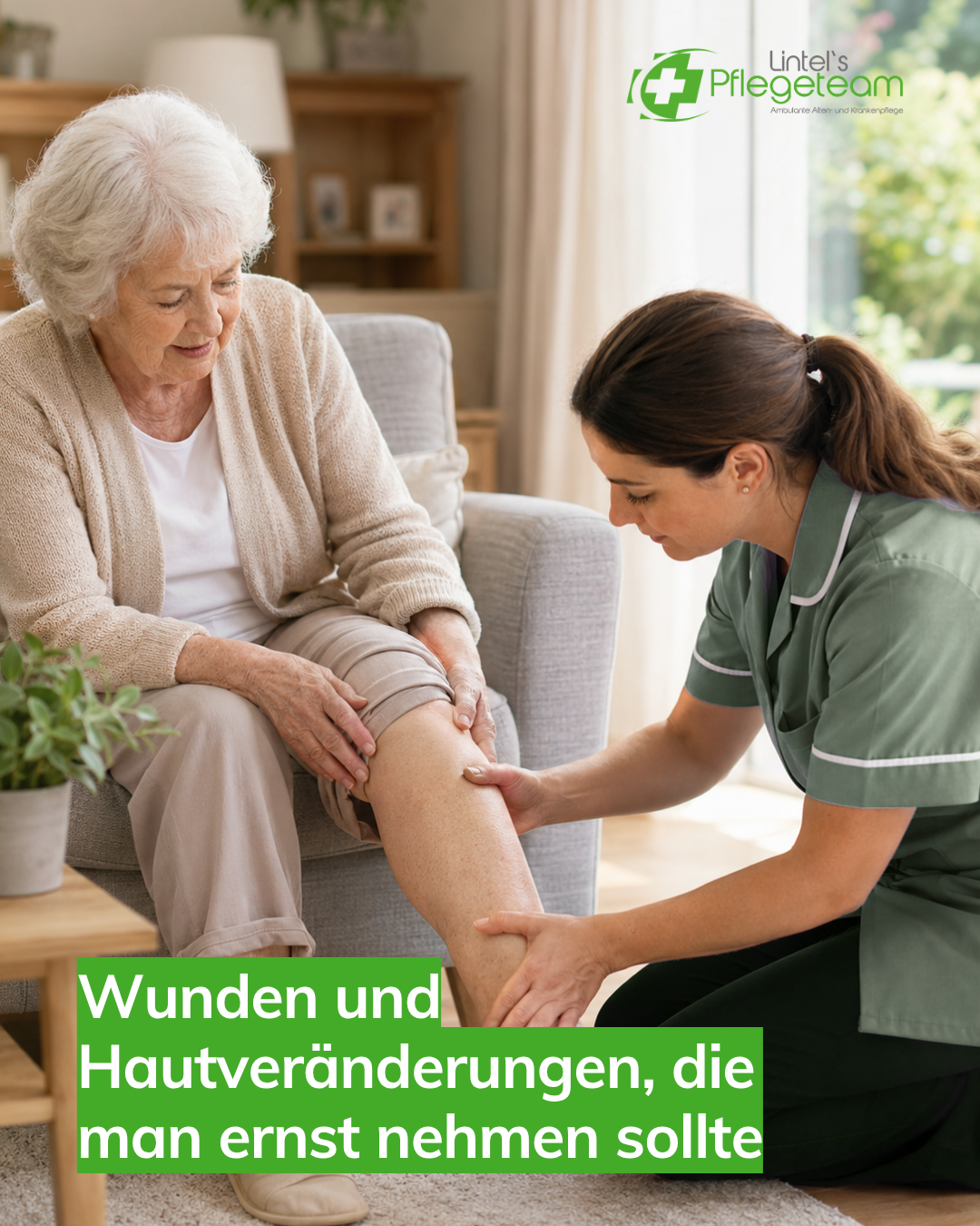 Das Bild zeigt eine ältere Frau welche helle Kleidung trägt und auf einem Sessel sitzt. Sie hat ihre Hose am Bein hochekrempelt und hält ihr bei fest. Vor ihr kniet eine jüngere Frau die ein grünes Oberteil trägt. Auch sie hält das Bein der Frau fest und betrachtet es. Symbolisch für: Wunden und Hautveränderungen, die man ernst nehmen sollte